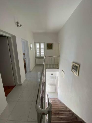 House Erin, Hvar