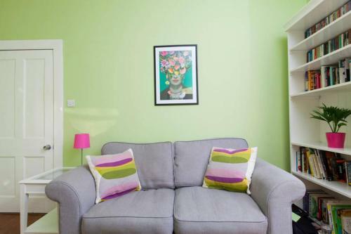 Bright And Modern Causewayside Apartment