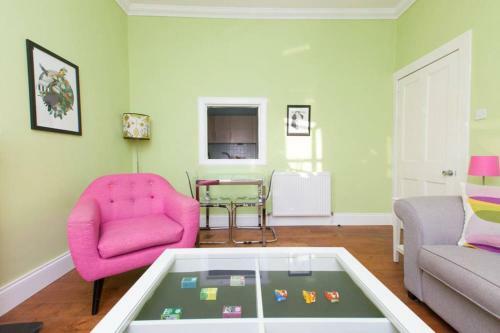 Bright And Modern Causewayside Apartment
