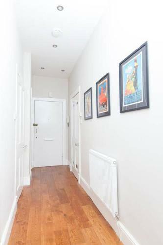 Bright And Modern Causewayside Apartment