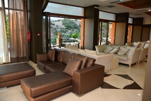 Evia Hotel & Suites