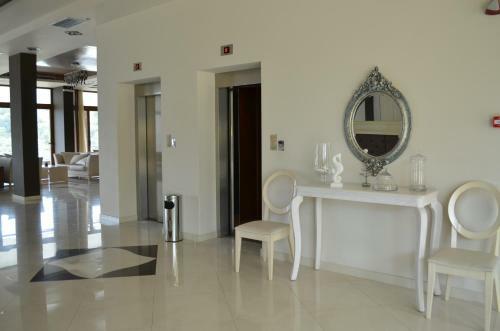 Evia Hotel & Suites
