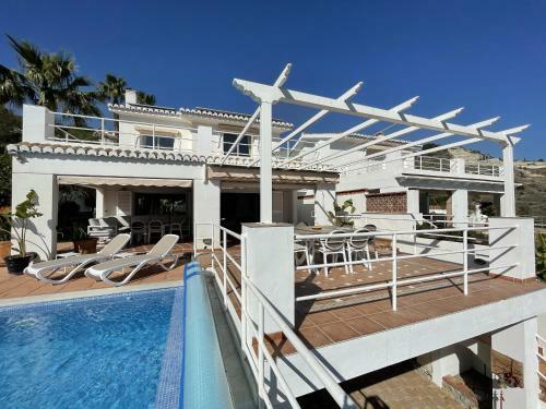 Fab 6 Bedroom Villa With Pool Only Short Walk To B