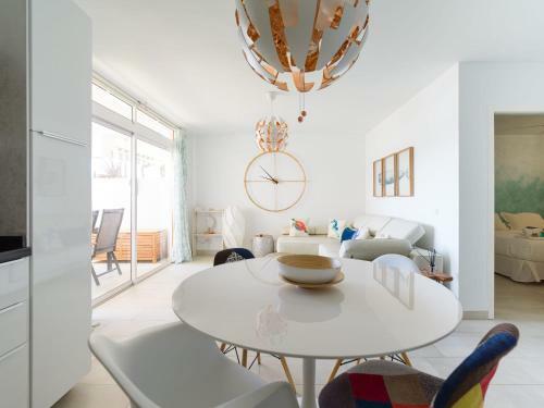 Apartamento Beautiful Ocean Views - 100m From Beach - Balcony & Pool
