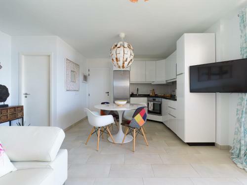 Apartamento Beautiful Ocean Views - 100m From Beach - Balcony & Pool