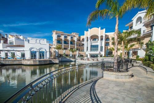 Stunning 2 Bedroom 2 Bathroom Town House - Ce7lt