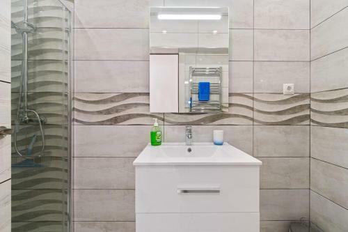 A Modern, Newly Renovated Two Bedroom Apartment