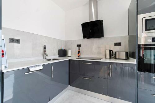 A Modern, Newly Renovated Two Bedroom Apartment