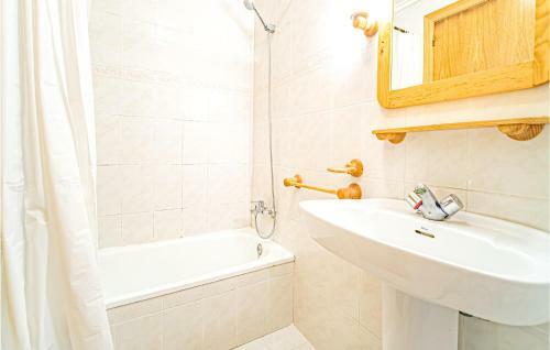 Awesome Apartment In Sueca With Wifi And 3 Bedrooms