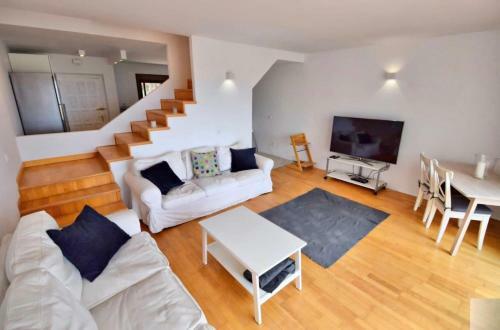 Beautiful Renovated Beach House With Panoramic Seaviews