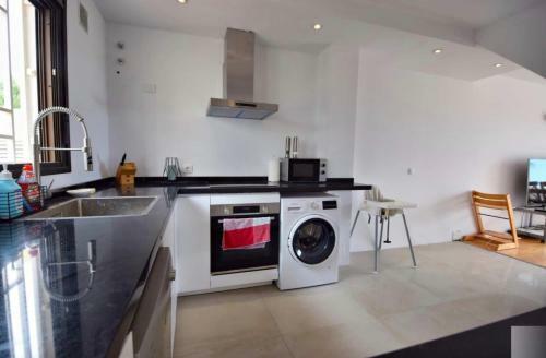 Beautiful Renovated Beach House With Panoramic Seaviews