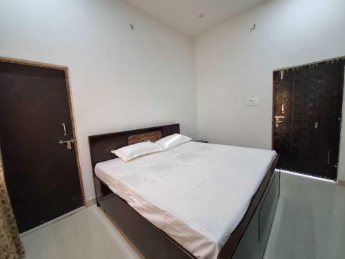 Hotel Capital O 91649 Coco Rooms & Restaurant