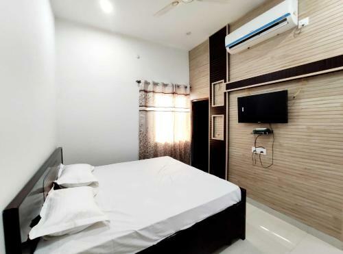 Hotel Capital O 91649 Coco Rooms & Restaurant