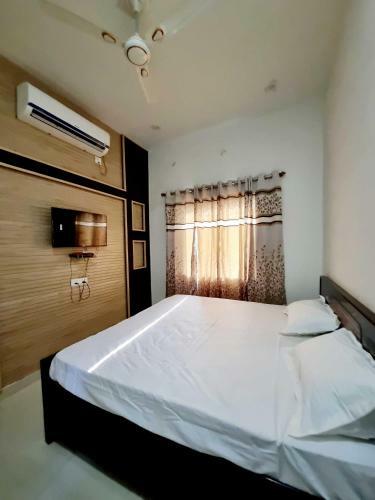 Hotel Capital O 91649 Coco Rooms & Restaurant