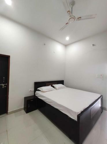 Hotel Capital O 91649 Coco Rooms & Restaurant