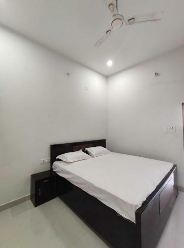 Hotel Capital O 91649 Coco Rooms & Restaurant