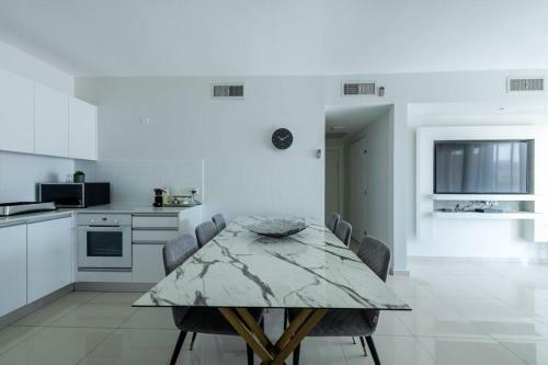 Apartamento Pool Side Luxury Suite At Royal Park-new Listing