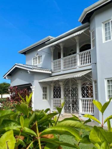 Runaway Bay 5 Bedroom Villa W/ A Large Pool. Gorgeous