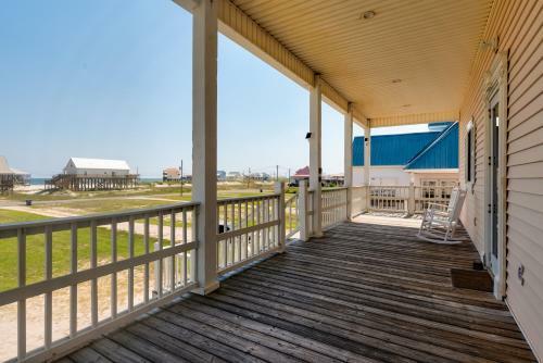 Ricky Mos' Island Oasis - 2628 Bridgeview Home