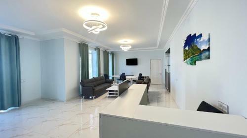 Hostal Astara Boulevard Village