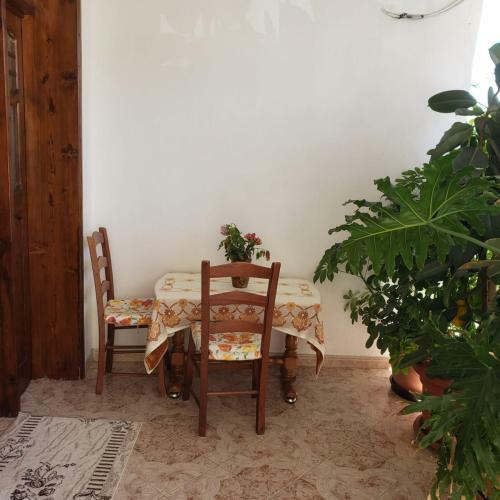 Villa Cheerful 2-bedroom Cottage,parking On Premises