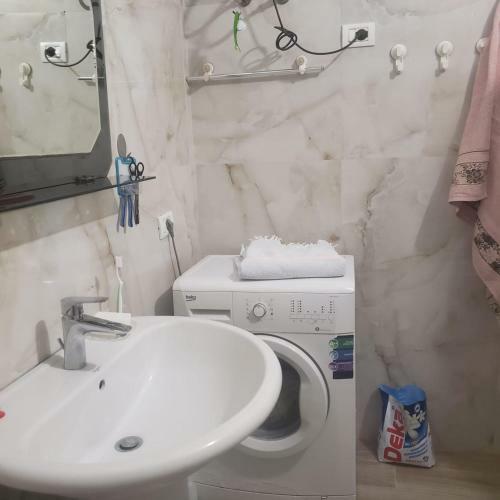 Villa Cheerful 2-bedroom Cottage,parking On Premises