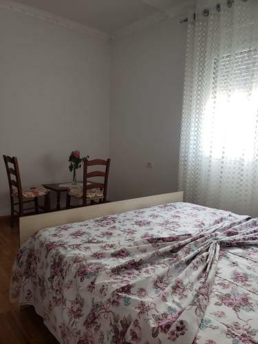 Villa Cheerful 2-bedroom Cottage,parking On Premises