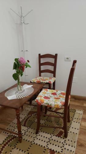 Villa Cheerful 2-bedroom Cottage,parking On Premises