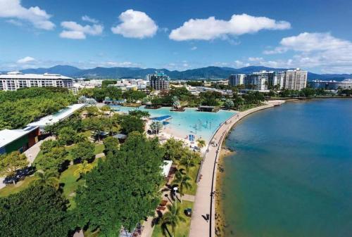Inner City One Bedroom Apartment With Pool View 22