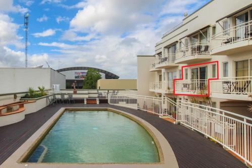 Inner City One Bedroom Apartment With Pool View 22