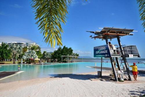 Inner City One Bedroom Apartment With Pool View 22