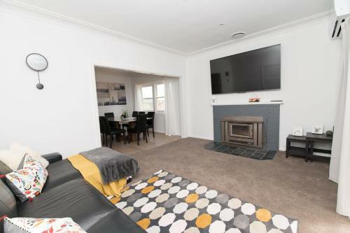 Canobolas Cottage, Amazing Farm Stay, 4 King Beds