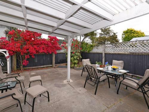 Red Door Retreat - Nelson Holiday Home