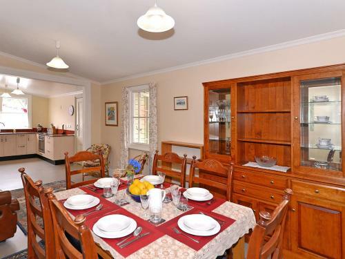 Red Door Retreat - Nelson Holiday Home