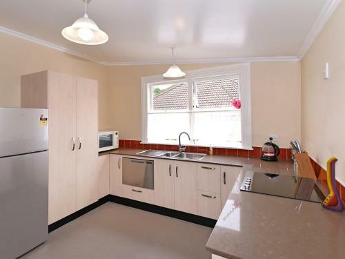 Red Door Retreat - Nelson Holiday Home