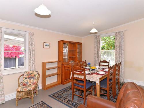 Red Door Retreat - Nelson Holiday Home