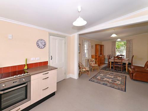 Red Door Retreat - Nelson Holiday Home