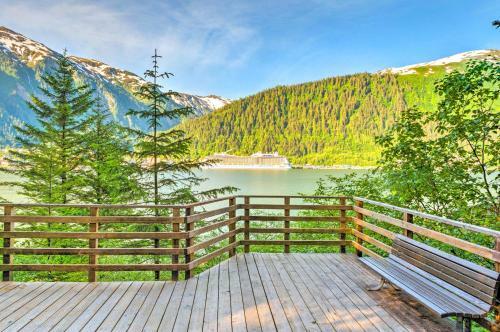 Captivating Juneau Escape Deck, Water Views!
