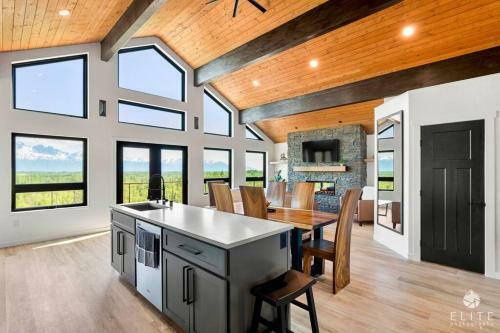 Villa Luxury Living At The Eagles Perch Palmer Ak