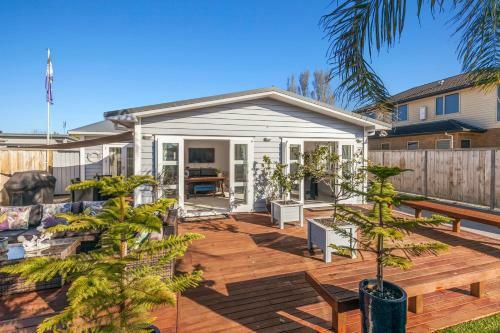 The Palm Retreat - Orewa Holiday Home