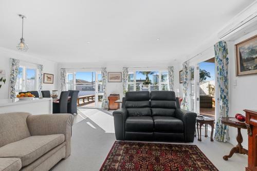 The Palm Retreat - Orewa Holiday Home