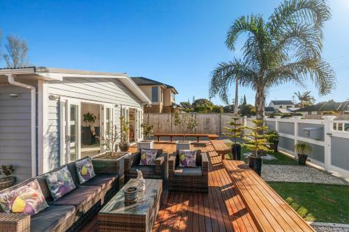 The Palm Retreat - Orewa Holiday Home