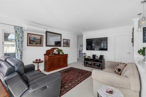 The Palm Retreat - Orewa Holiday Home