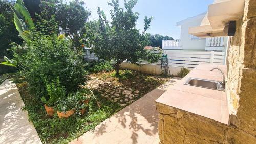 Est�a ? Coral Tree Villa In Kissonerga
