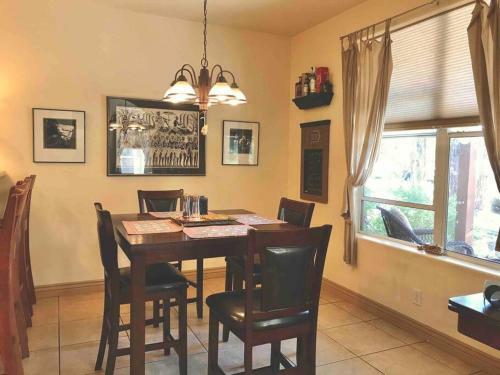 2 Br Townhome Loft With 4 Beds