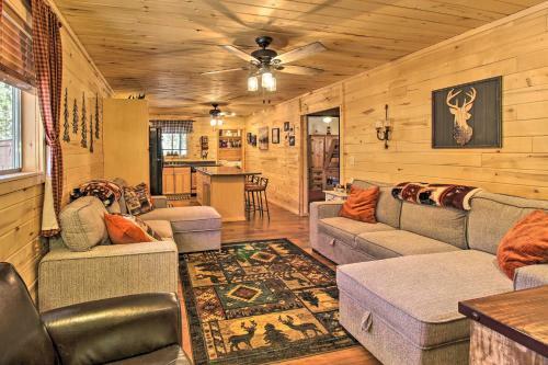 Serene Family Cabin With Fire Pit And Jungle Gym!