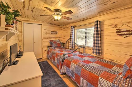Serene Family Cabin With Fire Pit And Jungle Gym!