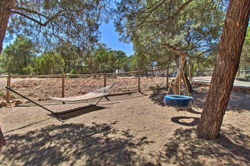 Serene Family Cabin With Fire Pit And Jungle Gym!