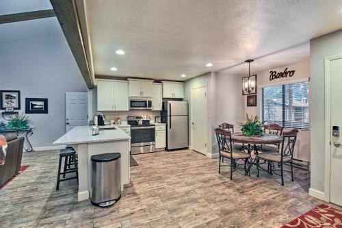 Apartamento Charming Pinetop Condo With Fireplace And Balcony