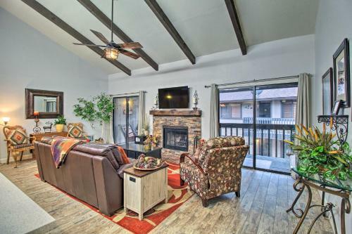 Apartamento Charming Pinetop Condo With Fireplace And Balcony